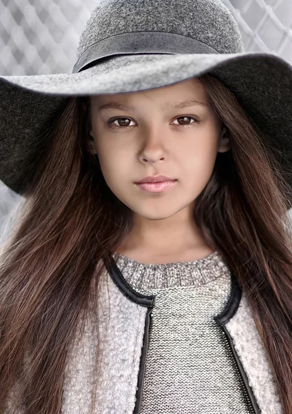 Portrait de petite fille en plein air en été — Photo