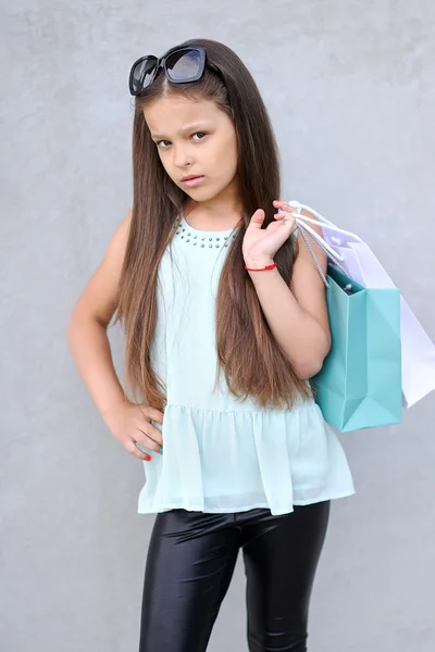 Retrato de niña al aire libre en verano —  Fotos de Stock