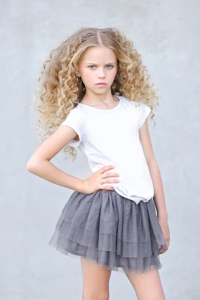 Retrato de niña al aire libre en verano —  Fotos de Stock