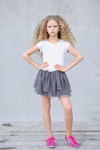 Retrato de niña al aire libre en verano — Foto de Stock