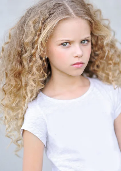 Retrato de niña al aire libre en verano — Foto de Stock