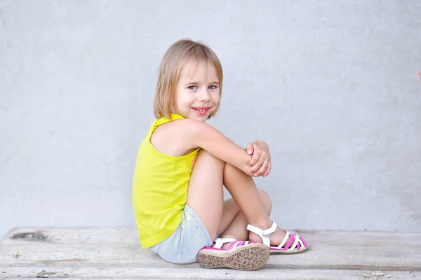 Porträt eines kleinen Mädchens im Sommer — Stockfoto