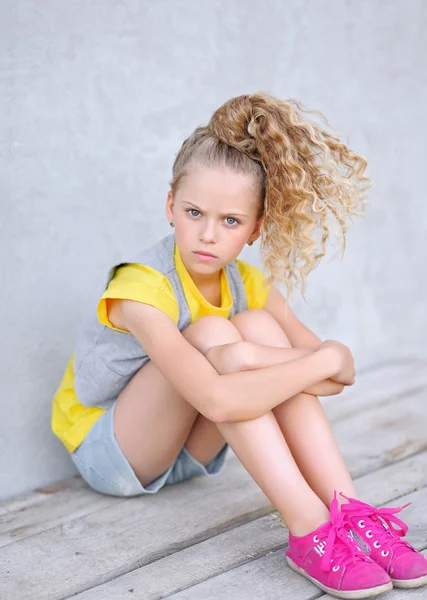 Portrait de petite fille en plein air en été — Photo