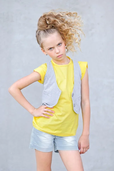 Portret van klein meisje buiten in de zomer — Stockfoto