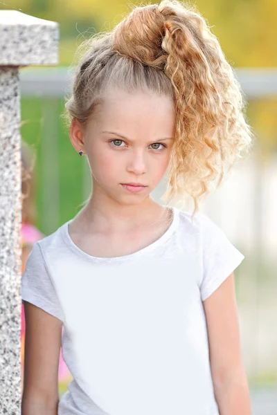 Portret van klein meisje buiten in de zomer — Stockfoto