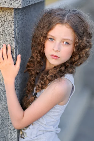 Portret van klein meisje buiten in de zomer — Stockfoto