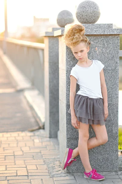 Portrait de petite fille en plein air en été — Photo