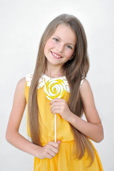 Portret van klein meisje buiten in de zomer — Stockfoto