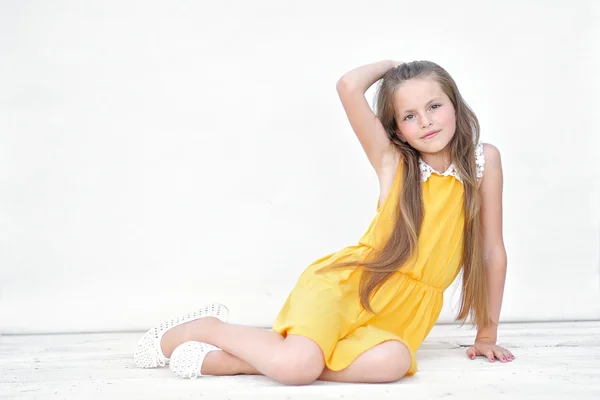 Retrato de niña al aire libre en verano — Foto de Stock