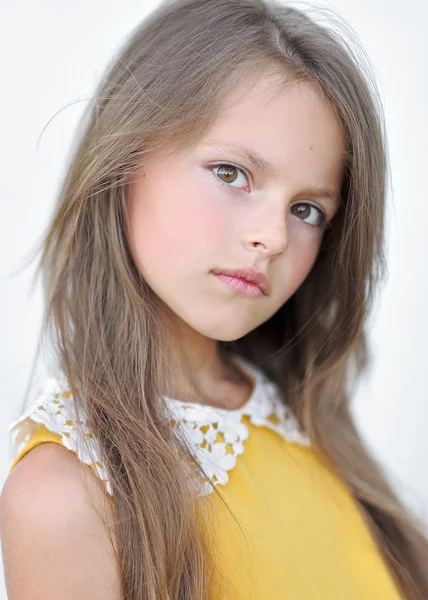 Porträtt av liten flicka utomhus på sommaren — Stockfoto