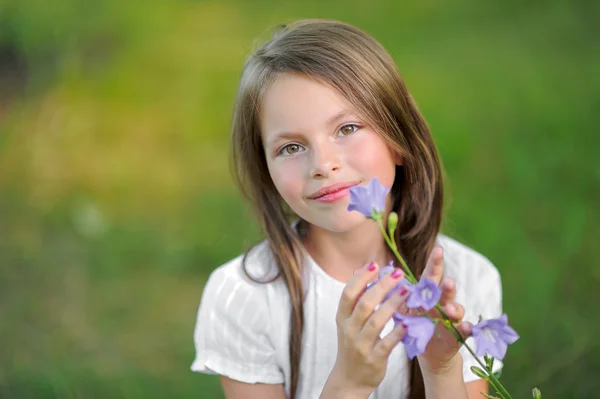 Portret van klein meisje buiten in de zomer — Stockfoto