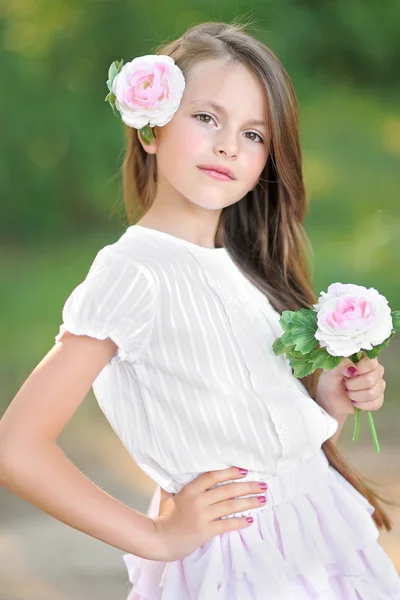 Portrait of little girl outdoors in summer — Stock Photo, Image