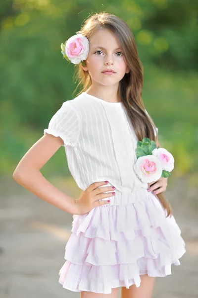 Retrato de niña al aire libre en verano —  Fotos de Stock