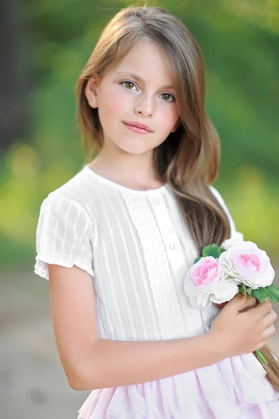 Portrait of little girl outdoors in summer — Stock Photo, Image