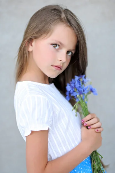 Portrait of little girl outdoors in summer — Stock Photo, Image