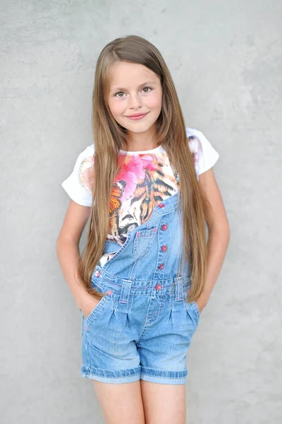 Portret van klein meisje buiten in de zomer — Stockfoto