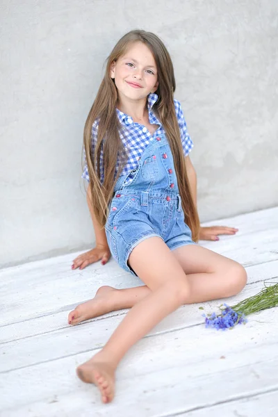 Portrait of little girl outdoors in summer — Stock Photo, Image