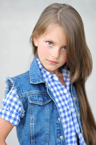 Portrait of little girl outdoors in summer — Stock Photo, Image