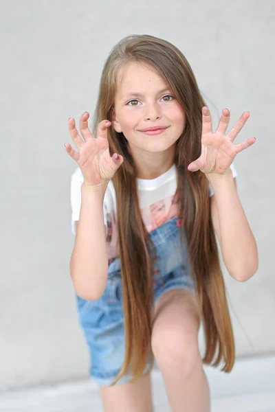 Retrato de menina ao ar livre no verão — Fotografia de Stock