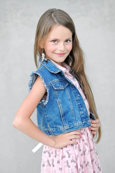 Portrait of little girl outdoors in summer — Stock Photo, Image