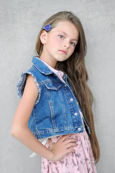 Portrait of little girl outdoors in summer — Stock Photo, Image