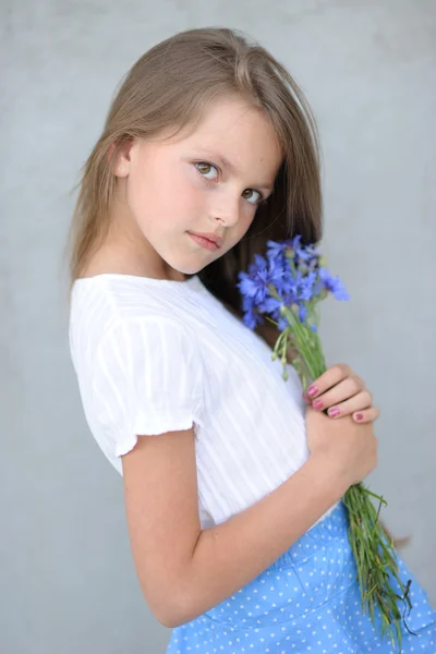 Portret van klein meisje buiten in de zomer — Stockfoto