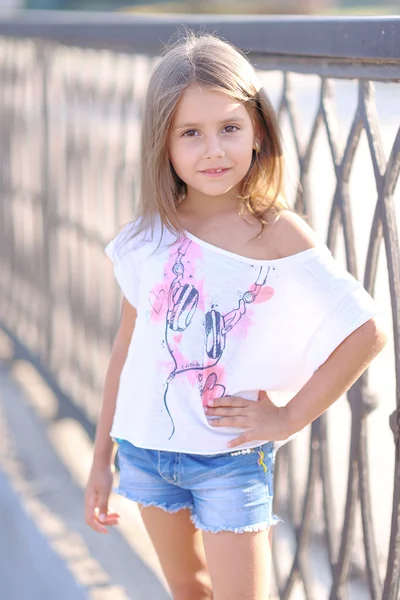 Portret van klein meisje buiten in de zomer — Stockfoto