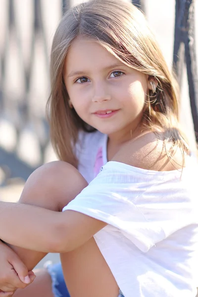 Portrait de petite fille en plein air en été — Photo