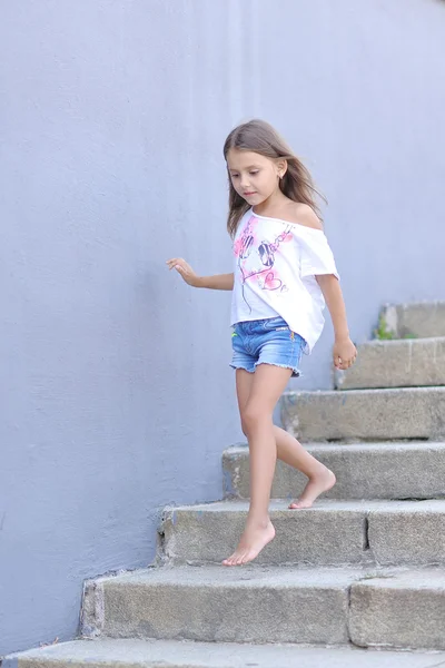 Retrato de niña al aire libre en verano —  Fotos de Stock