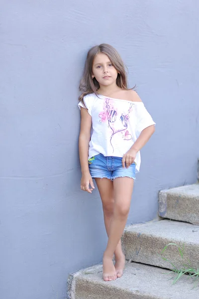 Retrato de niña al aire libre en verano — Foto de Stock