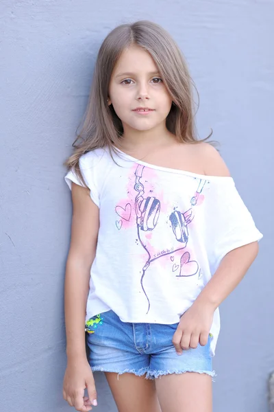 Retrato de niña al aire libre en verano — Foto de Stock