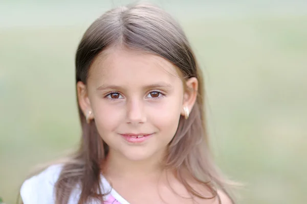 Portret van klein meisje buiten in de zomer — Stockfoto