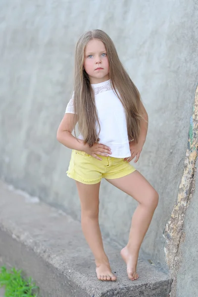 Retrato de menina ao ar livre no verão — Fotografia de Stock
