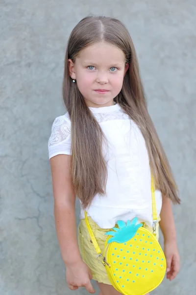 Retrato de niña al aire libre en verano —  Fotos de Stock