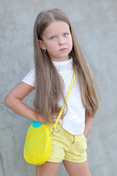 Retrato de niña al aire libre en verano —  Fotos de Stock