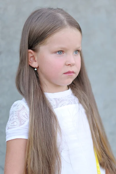 Yazın açık havada küçük bir kızın portresi. — Stok fotoğraf