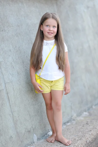 Retrato de niña al aire libre en verano — Foto de Stock