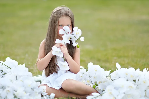 Ritratto di bambina all'aperto in estate — Foto Stock