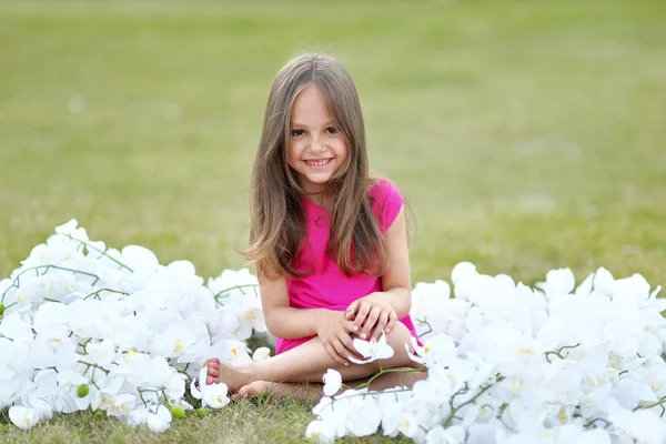 Ritratto di bambina all'aperto in estate — Foto Stock