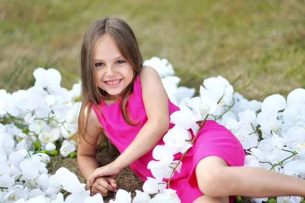 Retrato de niña al aire libre en verano — Foto de Stock