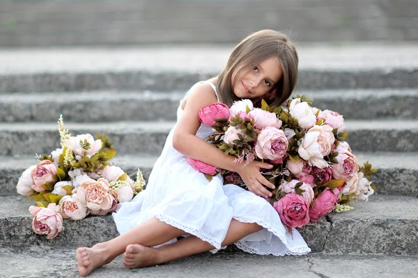 Portrait de petite fille en plein air en été — Photo