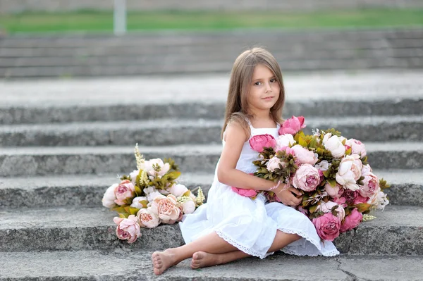 Portrait de petite fille en plein air en été — Photo