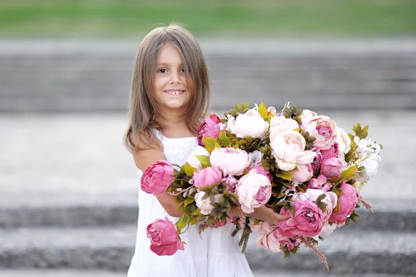 Portrait de petite fille en plein air en été — Photo