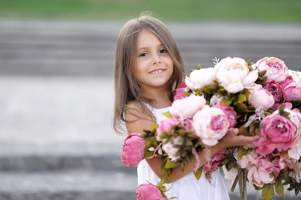 Portrait de petite fille en plein air en été — Photo