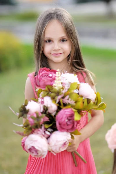 Ritratto di bambina all'aperto in estate — Foto Stock