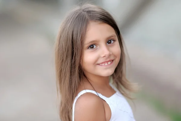 Portrait of little girl outdoors in summer — Stock Photo, Image