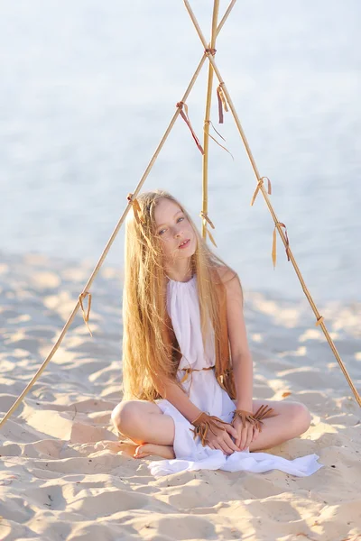 Portrait of little girl outdoors in summer — Stock Photo, Image