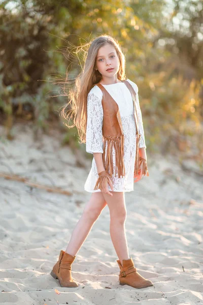 Portrait de petite fille en plein air en été — Photo