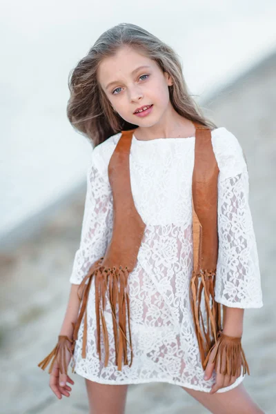 Portrait de petite fille en plein air en été — Photo