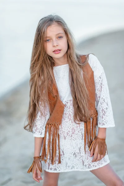 Portrait de petite fille en plein air en été — Photo